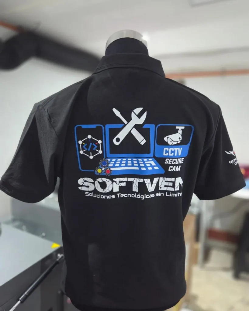 Camisa corporativa negra con el logo de la empresa estampado a gran tamaño en la espalda