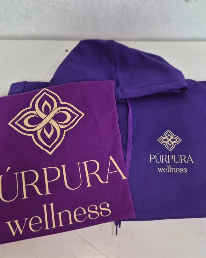 Polerones corporativos morados con logo de empresa aplicado en dorado