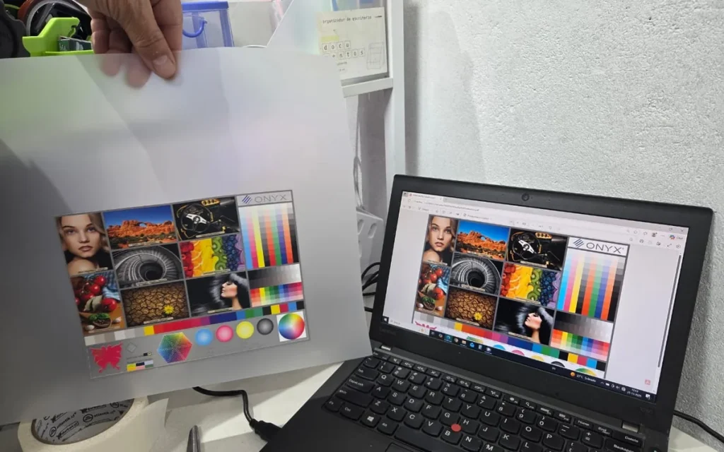 Prueba de color impresa comparada contra la pantalla del computador para ajustar la reproducción del color