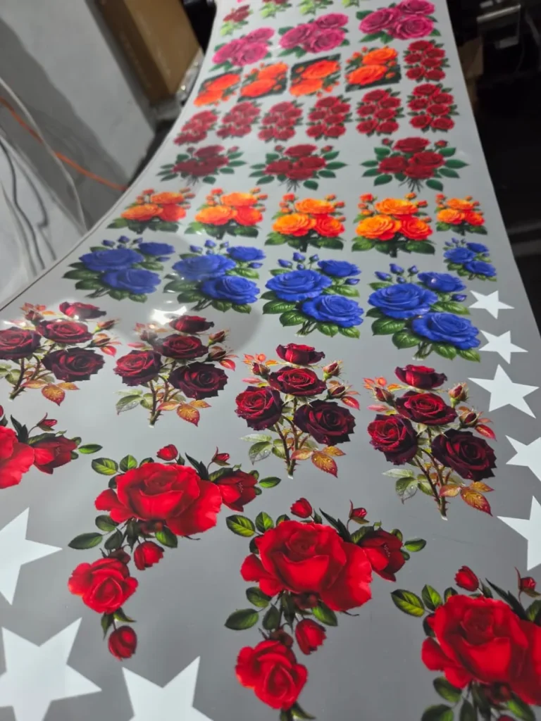 Paño DTF impreso con diseños de rosas y estrellas, listo para cortar y estampar