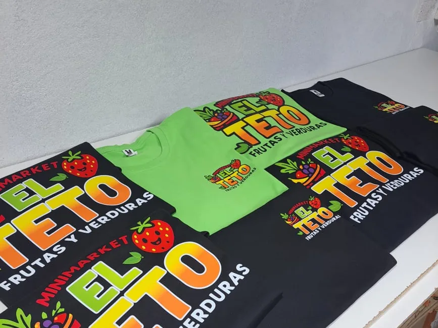 Poleras verdes y negras con el logo de un comercio de frutas y verduras estampado al frente