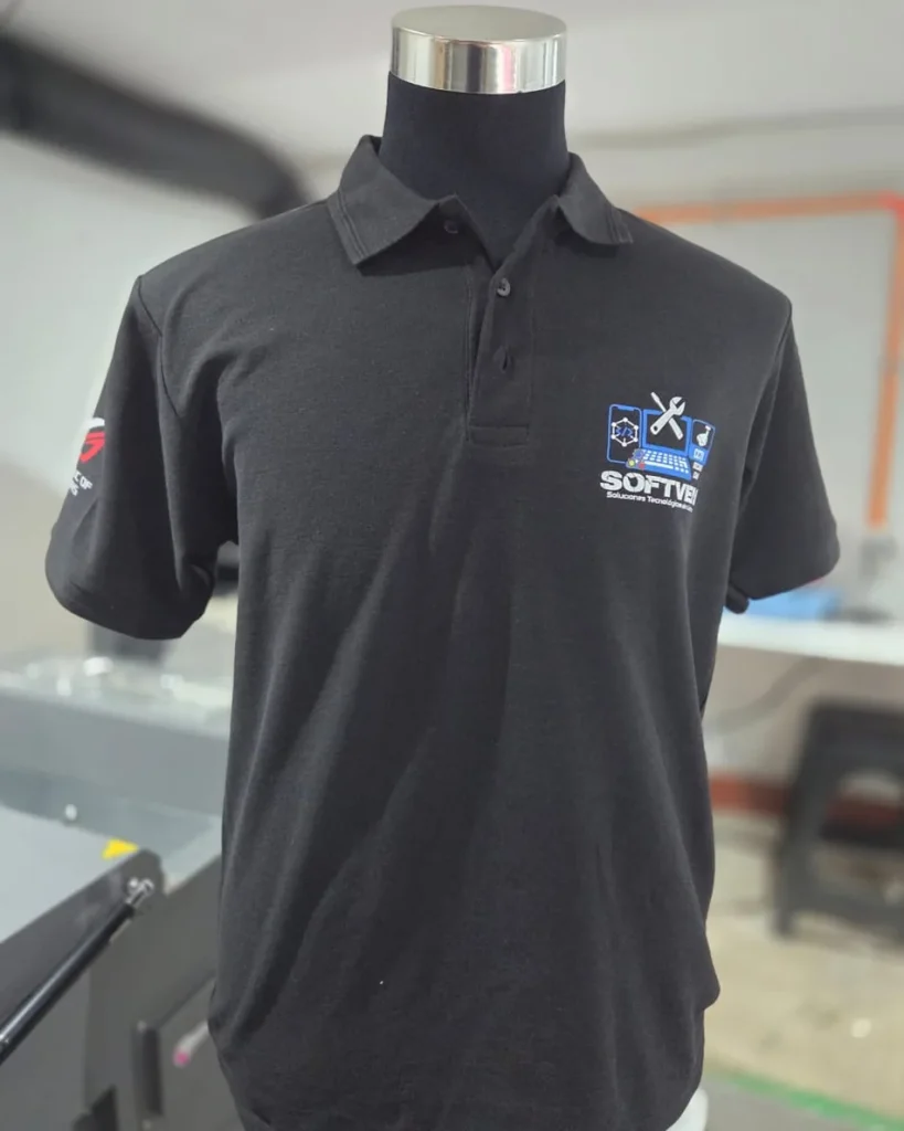 Polo gris de trabajo con el logo de una empresa de tecnología aplicado en el pecho