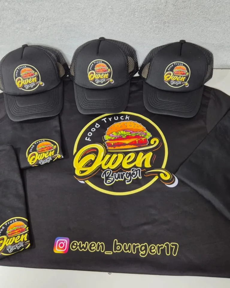 Poleras y jockeys personalizados con el logo de un local de hamburguesas, listos para entregar