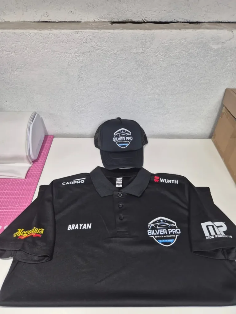 Polo negro de equipo con nombre personalizado, logos de auspiciadores y jockey a juego