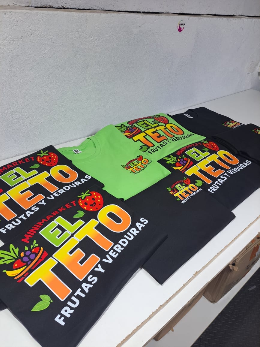 Poleras verdes y negras con el logo Minimarket El Teto Frutas y Verduras en colores vivos.